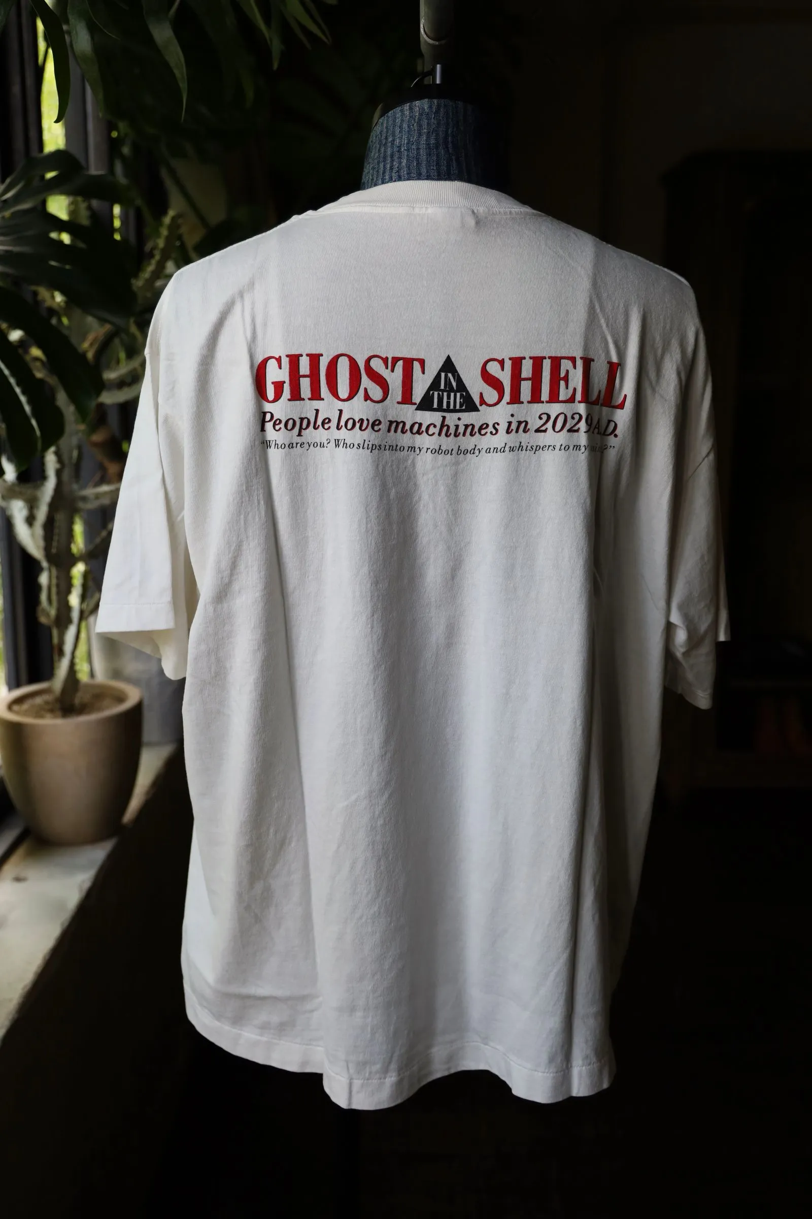 SAINT Mxxxxxx x GHOST IN THE SHELL ' GITS ' SS TEE/WHT Classic Big IP Ghost in the Shell co-branded Suzi Charge/Suzi Character TEE Off-white S-XL Cylindrical side seamless fabric 220g high gram weight OE yarn ⚠️Note: It is almost meaningless if it is not a cylindrical fabric Customized joint main mark/joint wash mark/little angel anti-counterfeiting label Original factory level printing factory Top purchasing agent level